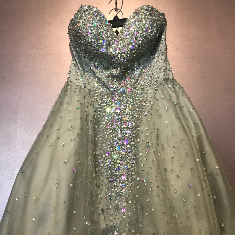 Breathtaking disco dress! Must see!